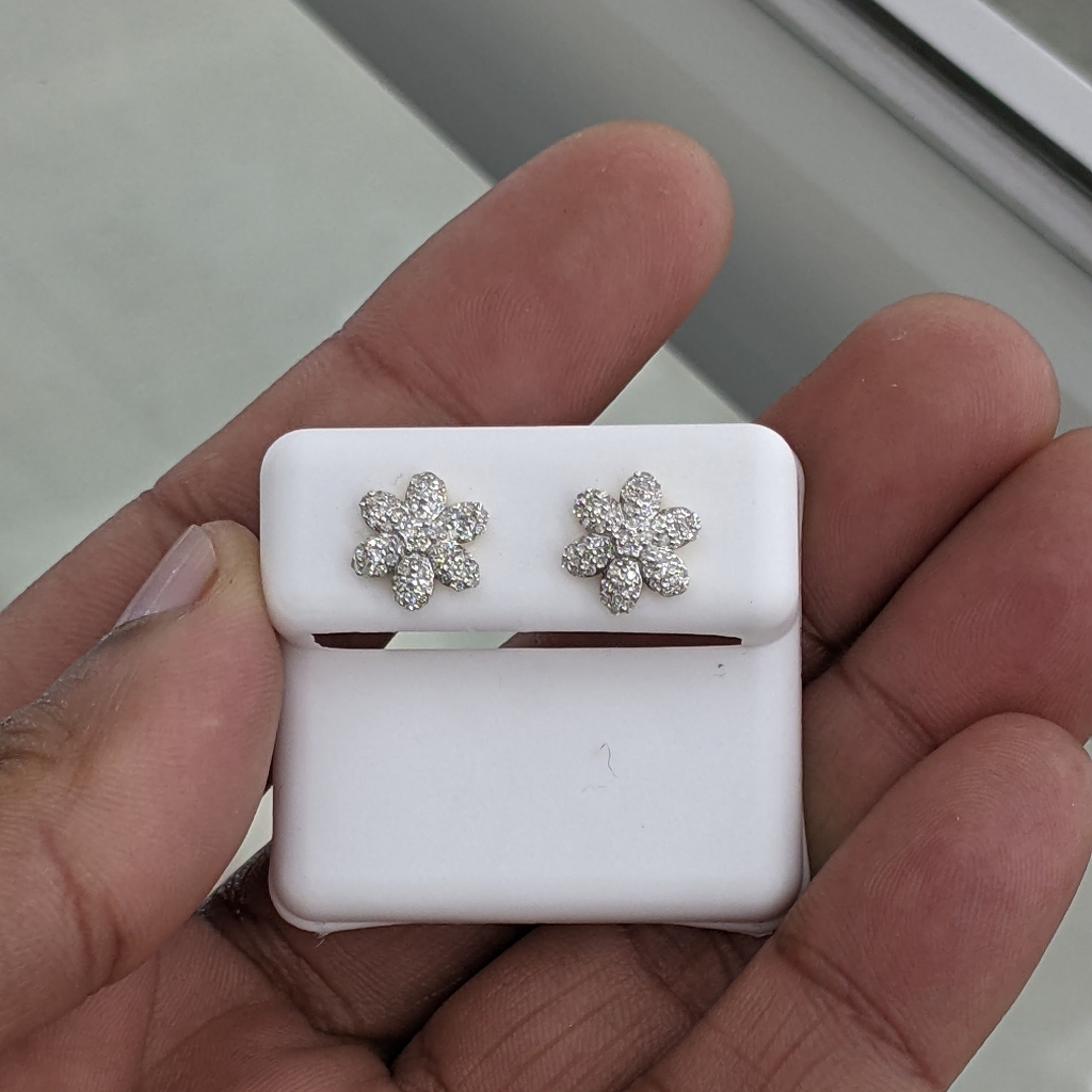 Real Diamond 10kt Gold Flower Stud Earring 649$